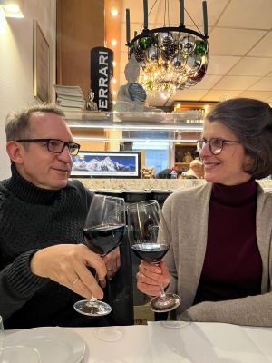 2 Eheleute prosten sich zu.