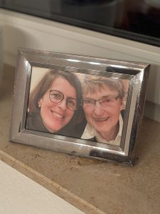 Eine mittelalterliche Frau und ihre Schwiegermutter.