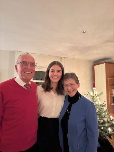 Oma und Opa mit Enkelin.