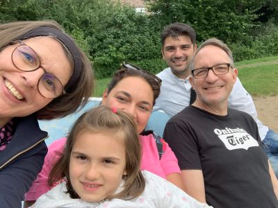 2 Ehepaare und ein kleines fröhliches Mädchen.